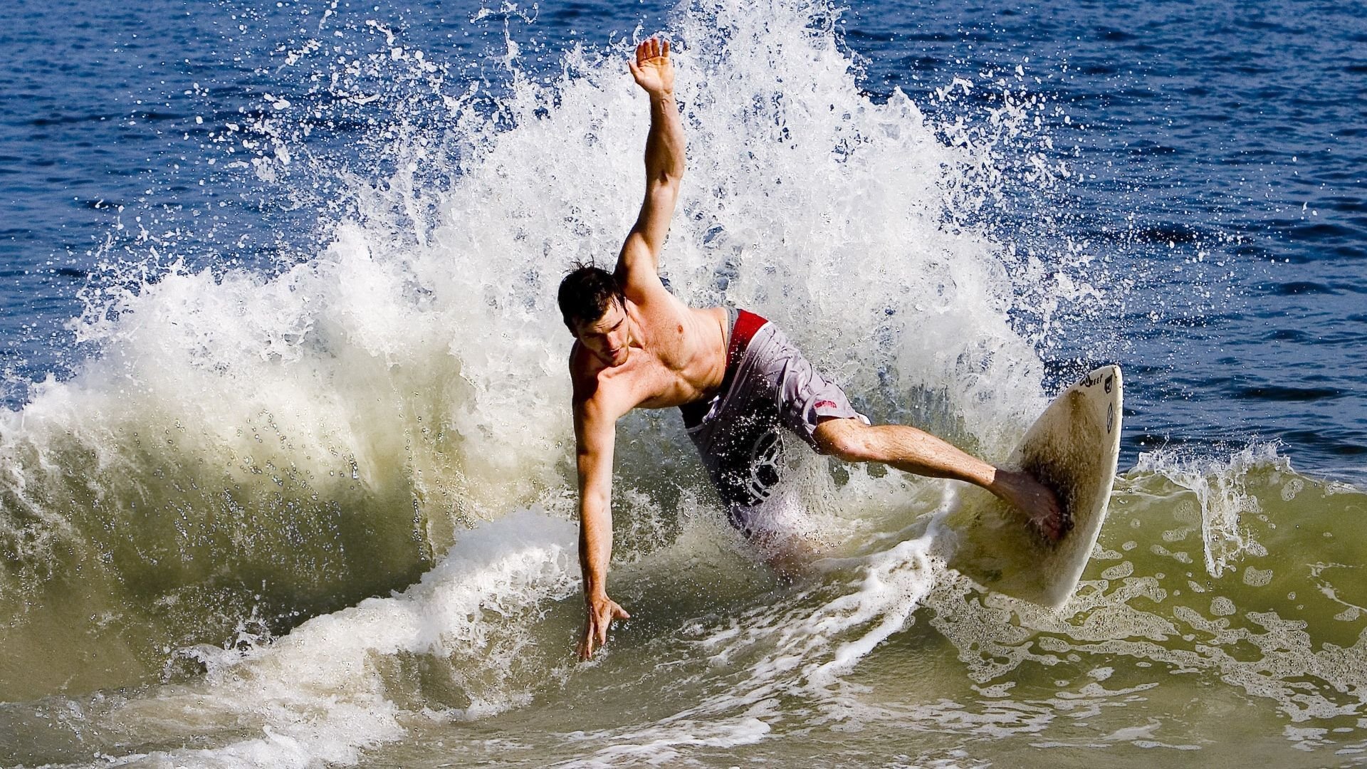 跨界奇才！武切维奇F1赛场强行终结尼克斯，以篮球智慧接管年度争冠战