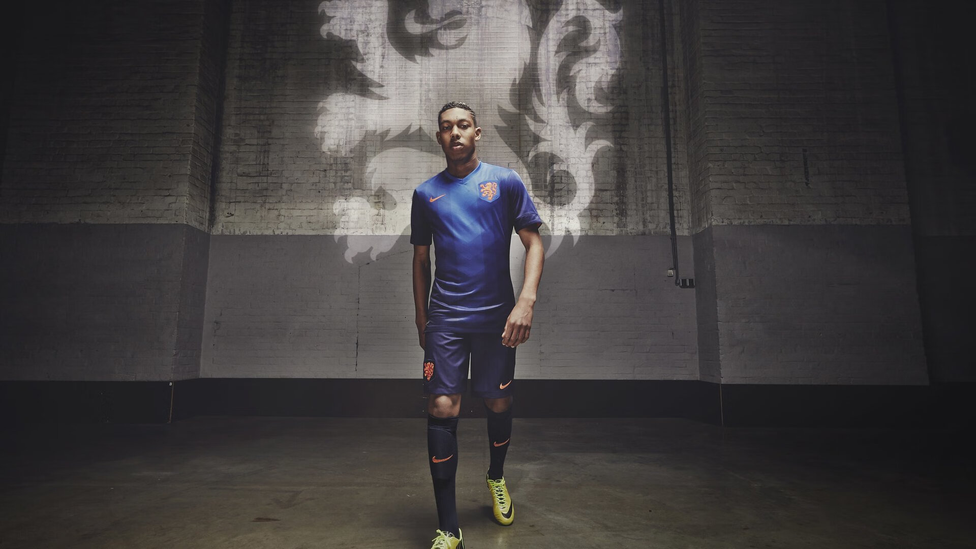 维尼修斯闪耀伊斯坦布尔，巴西式桑巴舞碎波兰铁骑